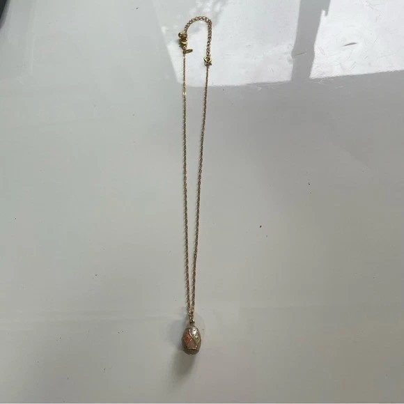 Collar de cadena tono dorado con colgante de piedra abstracta joyería de moda Foto 3 de 4