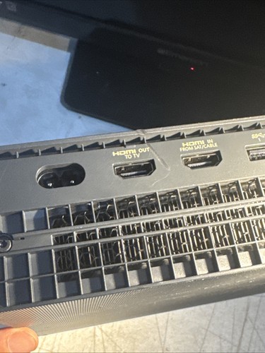 Consola Microsoft Xbox One X Gold Rush Edición Especial 1TB Para Piezas Reparación - Imagen 10 de 12