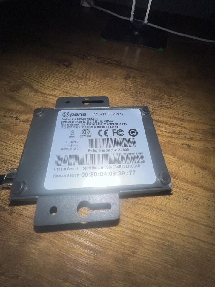 Servidor de dispositivos seguros Perle IOLAN SDS1 M / 12 V CC / USADO / LIMPIO Foto 4 de 4