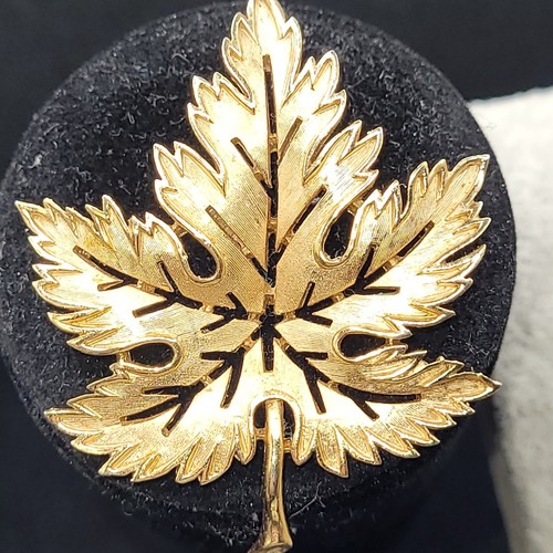 Trifari* Maple Leaf Brooch ,goldtone 2"×1" 3/4" Perfect Condition - Picture 1 of 8
