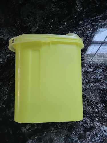 Vintage 1970’s Tupperware Yellow Juice Container + Lid & Handle Made USA - Picture 4 of 5