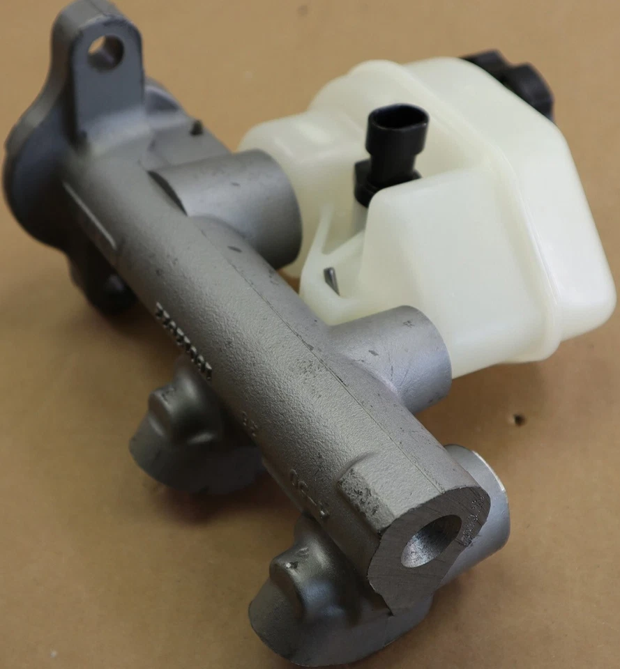 Cilindro maestro de freno GM 18029914 92-99 Buick Regal y Oldsmobile Cutlass OEM Foto 4 de 4