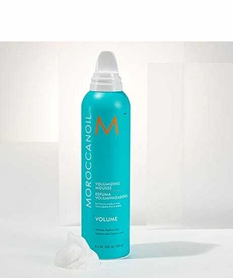 Mousse voluminizadora sin peso Moroccanoil para cabello medio a fino 8,5 oz / 250 ml Foto 2 de 2