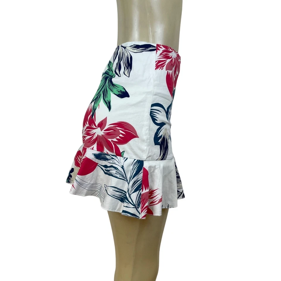 Aqua 女式白色热带和花卉裹身迷你裙,荷叶边,尺寸 S - 全新 — 第 2/4 张图片