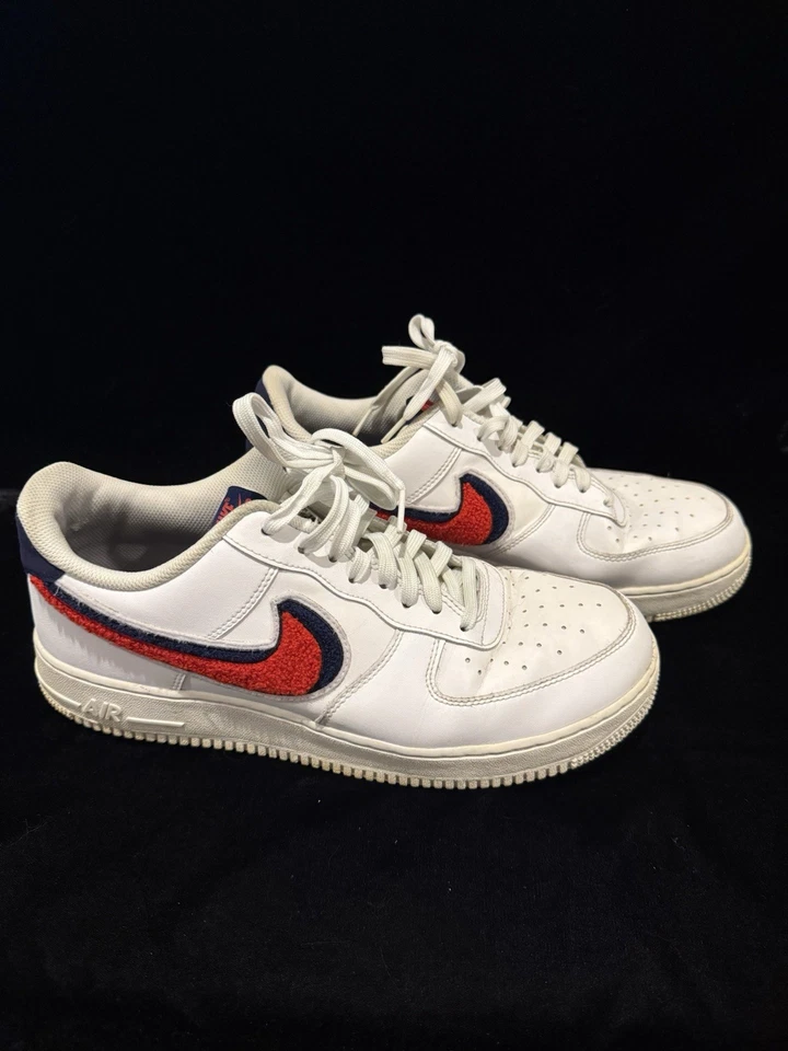Talla 11.5 - Nike Air Force 1 07 LV8 Chenille Swoosh Foto 3 de 4