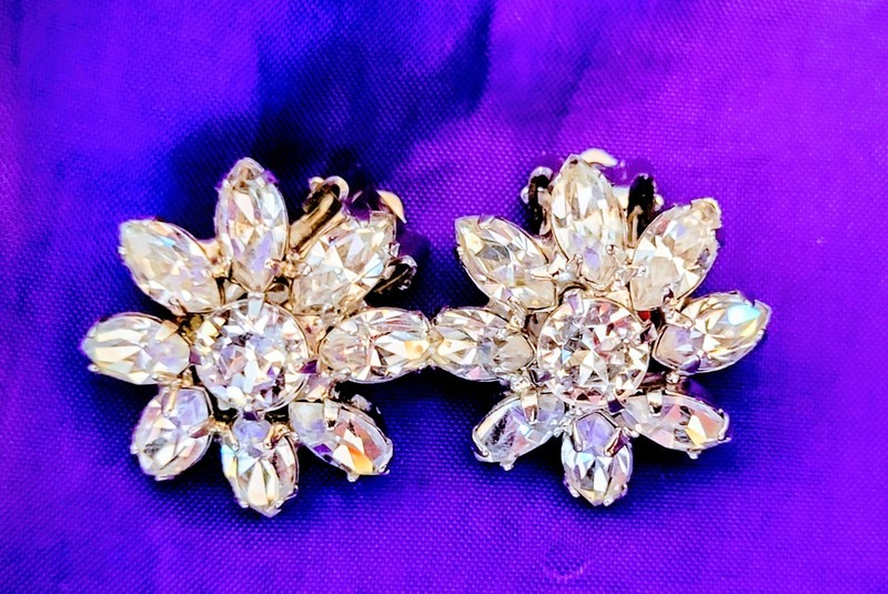DAZZLING SIGNED WEISS VINTAGE RHODIUM-PLATED MARQUIS RHINESTONE CLIP-ON EARRINGS
