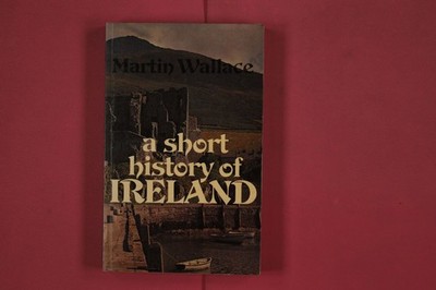 302280 Martin Wallace A SHORT HISTORY OF IRELAND David & Charles