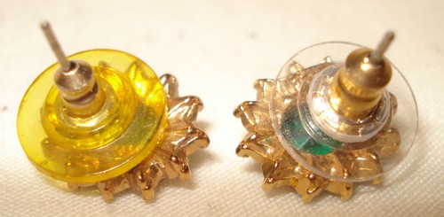 Vintage Roman Gold Tone Clear Rhinestone Green Stone Pierced Ear Stud Earrings - Foto 4 di 5