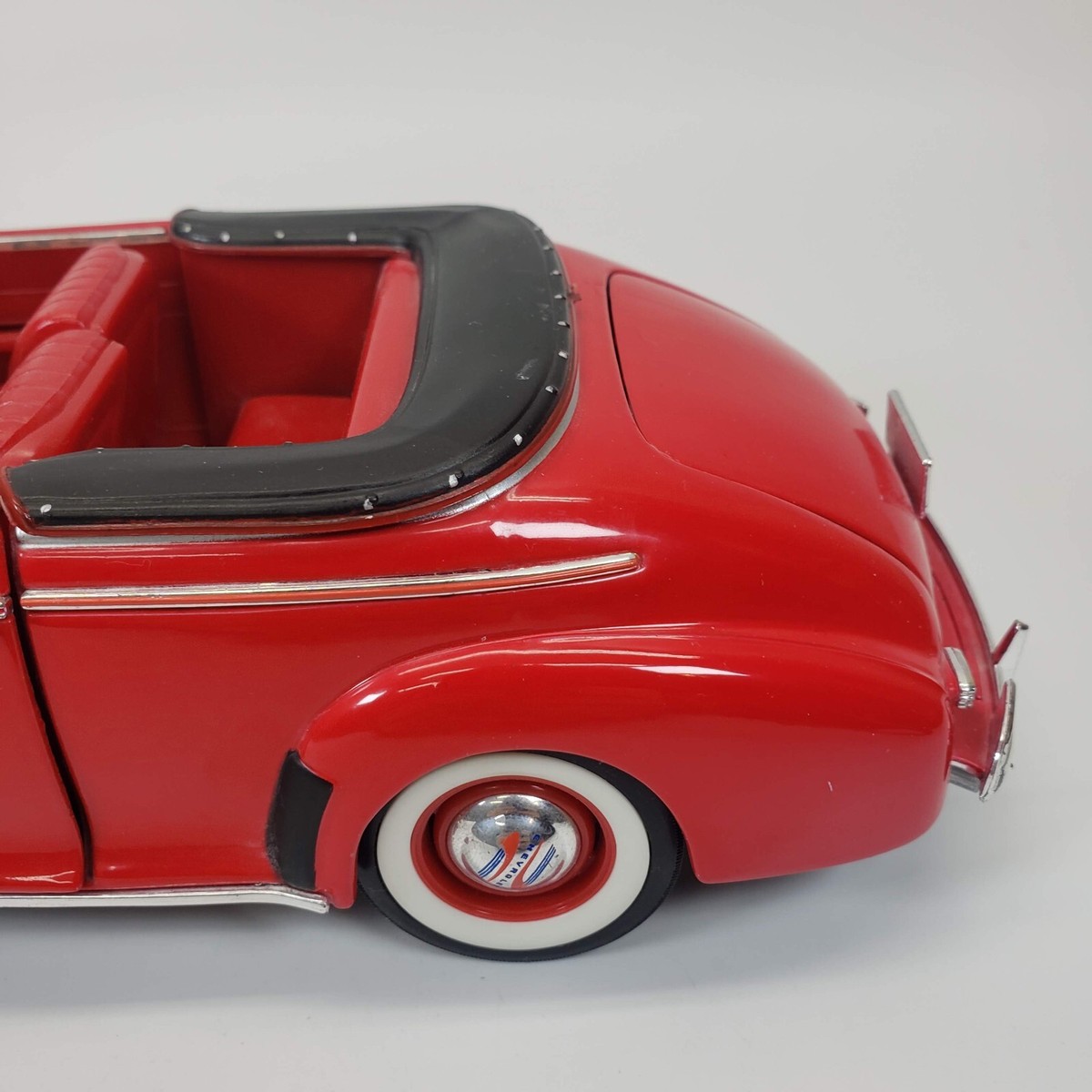Welly 1/18 scale Diecast 9862W - 1941 Chevrolet Special Deluxe - Red