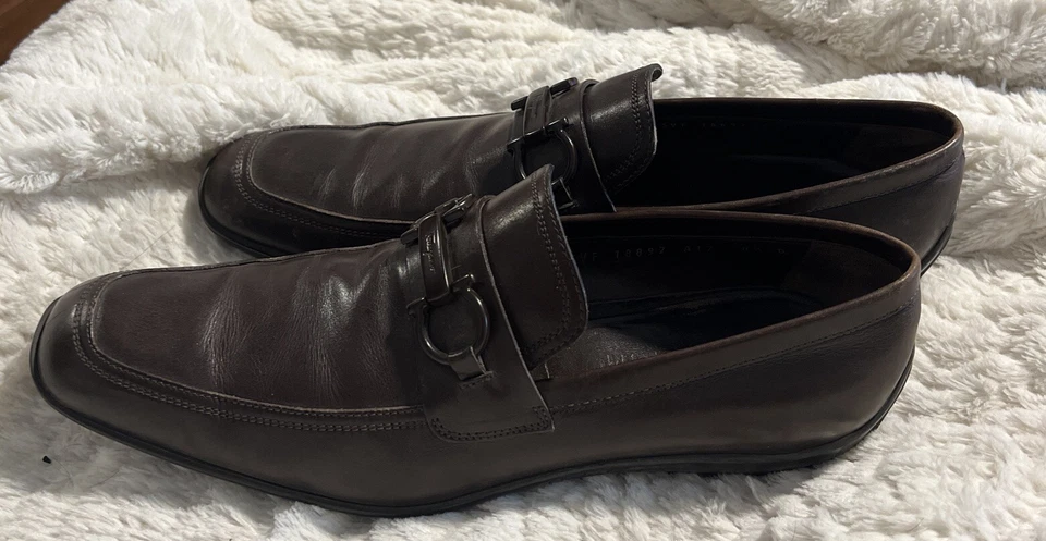 Mocasines Salvatore Ferragamo de cuero marrón oscuro Gancini Bit sin cordones talla 8,5 D Foto 2 de 4