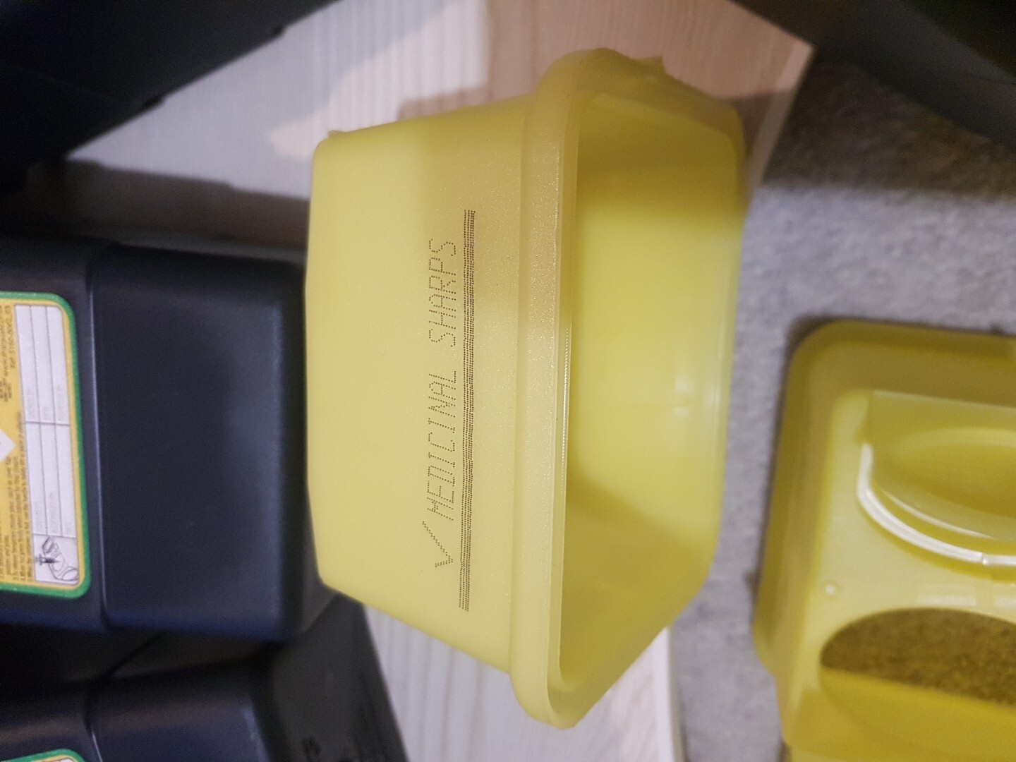 Contenitore Per Aghi Sharpsafe 1L Giallo/Grigio - Per Smaltimento Sicuro Di Materiale Tagliente - Foto 6