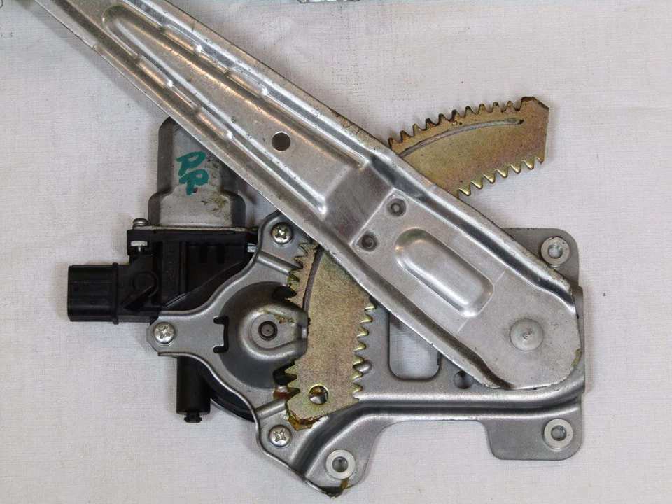 Регулятор и мотор заднего правого пассажирского окна 2007-2012 Mitsubishi Outlander - Изображение 2 из 4