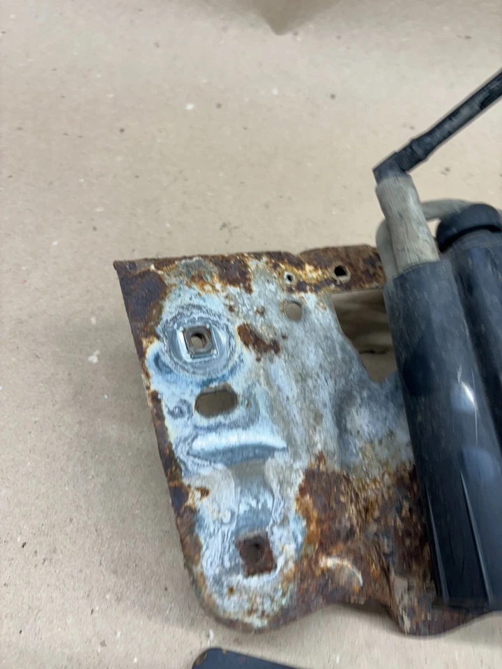 Ford F150 F250 F350 1992 94 1997 OBS BAJO CAPÓ CARBÓN EVAP BOTE CON MONTAJE Foto 2 de 4