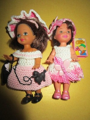 B2168) ZWEI RARE ORIGINALE BARBIE SHELLYS MATTEL IN FEINER HÄKEL-KLEIDUNG+SCHUHE