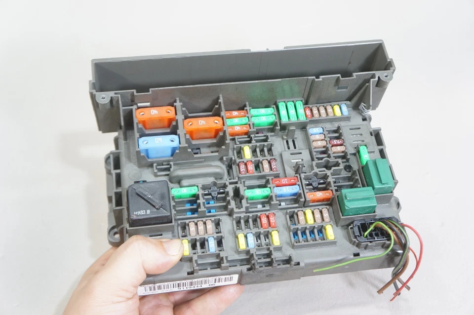 14 2014 BMW X1 motor caja de fusibles bloque motor relé montaje 9119444-06 OEM Foto 2 de 4