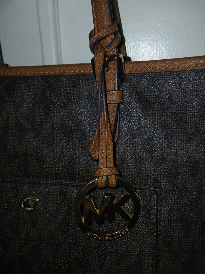 Bolso de hombro Michael Kors Jet Set con monograma mediano AP-1607 Foto 4 de 4