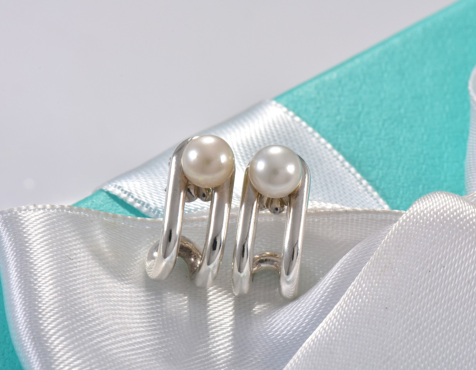Tiffany & Co Silver Double Pearl HardWear Link Hinged Earrings in Pouch Rare image 3
