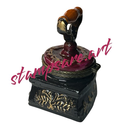 Estatuilla de caja de baratija de hierro plano antigua de colección porcelana latón tapa con bisagras - Imagen 3 de 4