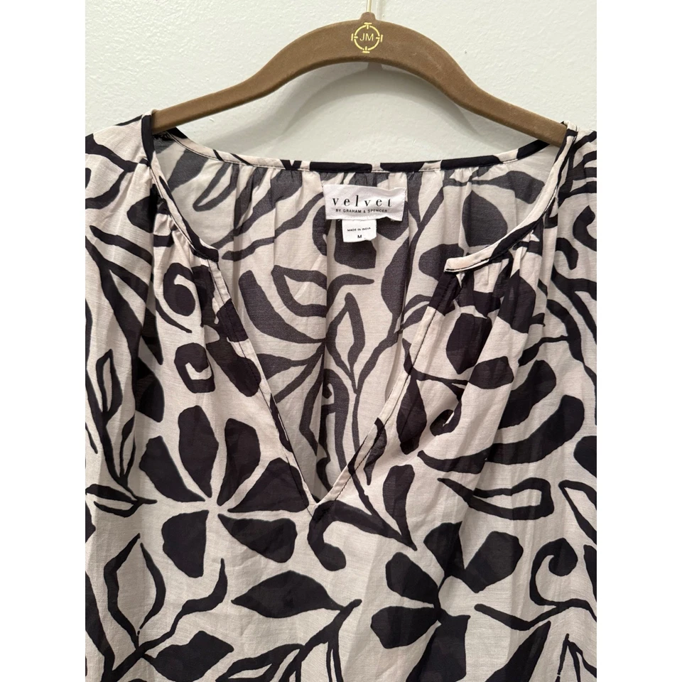 Blusa para mujer Velvet by Graham & Spencer negra blanca con estampado floral cuello en V talla M Foto 3 de 4