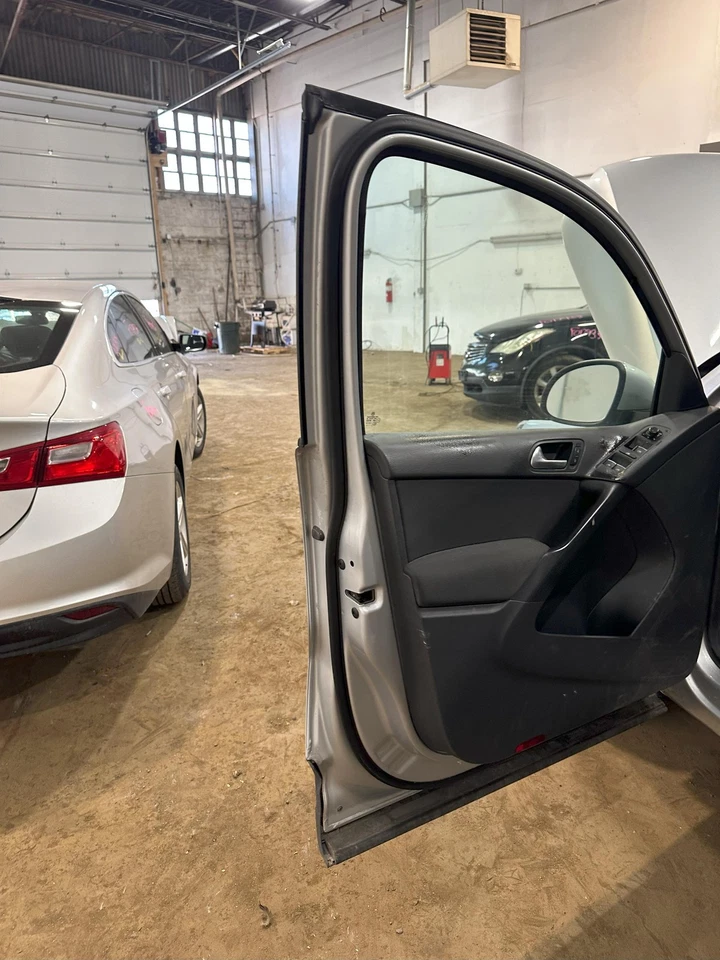 Used Front Left Door Assembly Front fits: 2017 Volkswagen Tiguan electric Front Foto 3 de 4