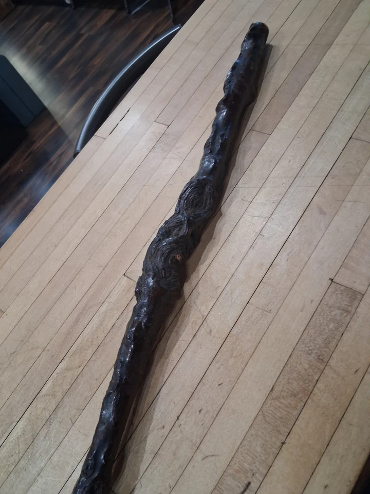 Bastón rústico de madera nudosa con nudos naturales (37") Foto 2 de 4