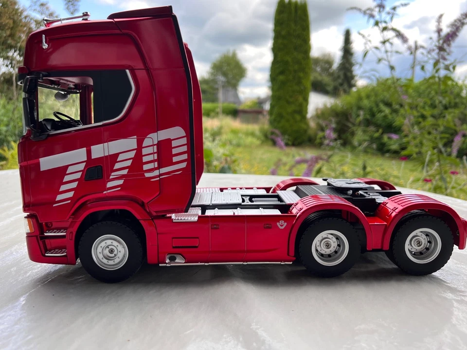 SCANIA 770 S ZUGMASCHINE 6X4 1:18 RTR ROT Metallic AMEWI 22717 - Bild 4 von 4