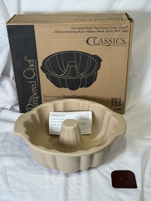 Pampered Chef Family Heritage Stoneware 10'' Fluted Bundt Cake Pan #1440