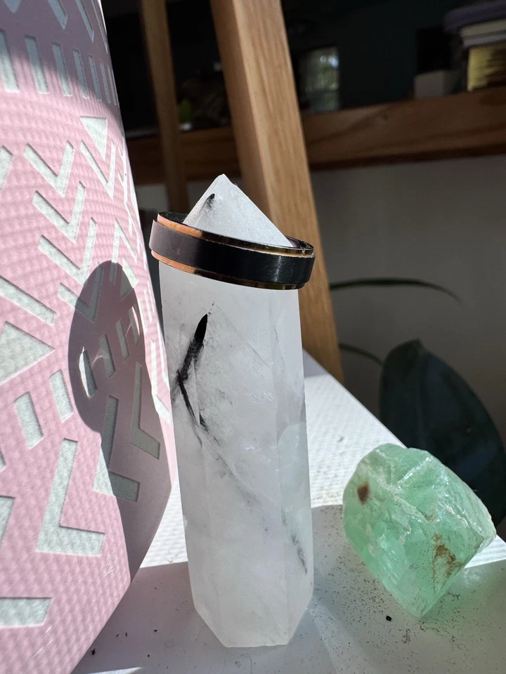 Мужское обручальное кольцо — черный цирконий с покрытыми розовым золотом сторонами 14 карат — размер 10 - Изображение 2 из 4