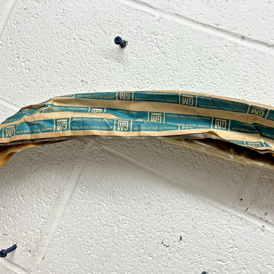 Novo OEM Guarnição de Poço de Roda Traseira GM 9637504 1982-1994 Cadillac Fleetwood (SR26) - Imagem 3 de 4