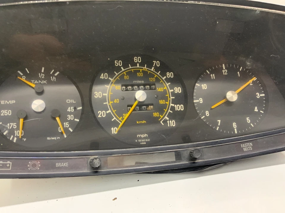 Mercedes-Benz 300D 1987 cuadro de instrumentos velocímetro 000007 millas Foto 3 de 4