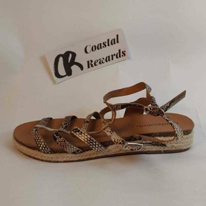 city classified sandals