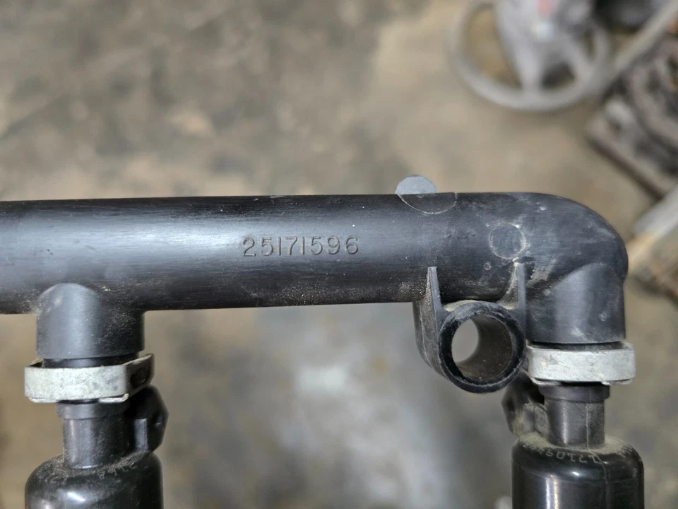 Топливная рейка и форсунки двигателя 1999 GM Saturn SL2 DOHC 96/01 - Изображение 3 из 3