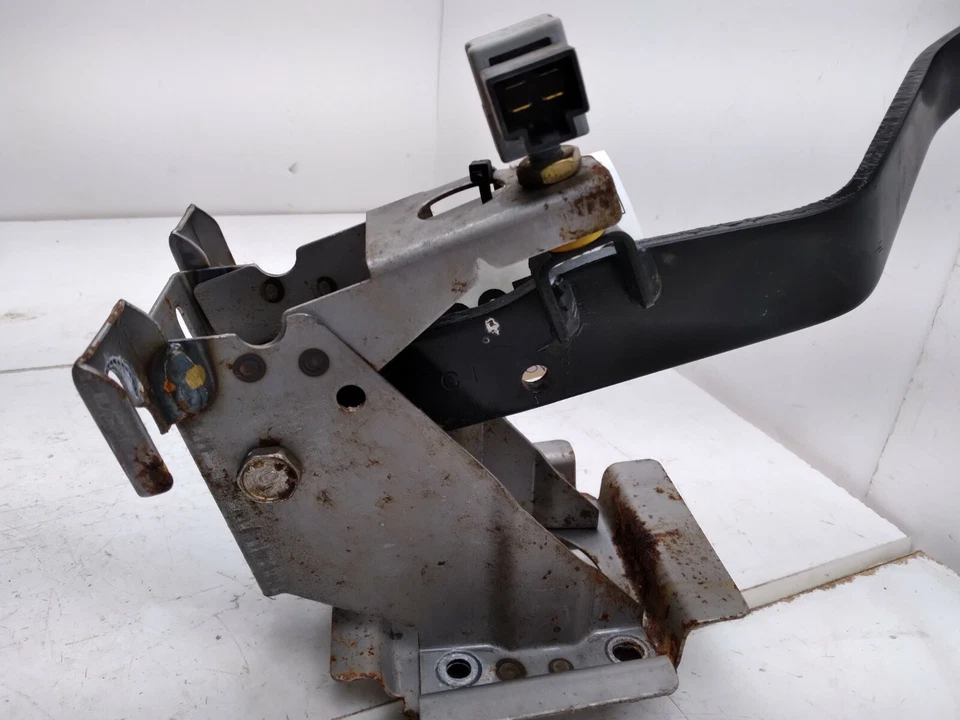 Montaje de pedal de freno Kia Optima 2003-2006 sedán de 4 puertas Foto 3 de 4