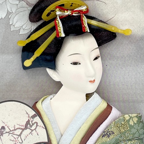 Gorgeous 3D Japanese Geisha Girl In Silk Green Kimono Shadow Box WallArt 11x11” - Picture 3 of 9