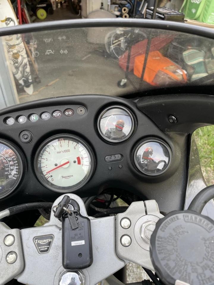 Triumph Daytona 955 ST 仅 4000 英里 It’s A 2000 车库保存 — 第 3/4 张图片