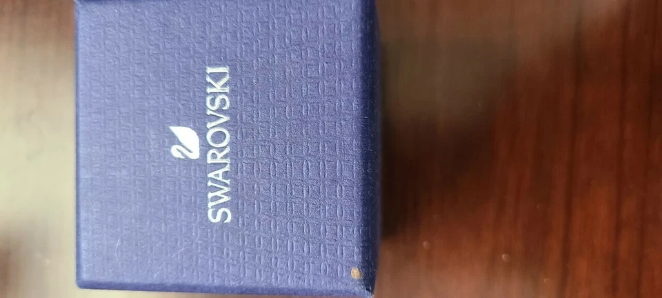 Conjunto de anel de capina da Swarovski usado por 2 meses. Ver fotos - Imagem 2 de 3