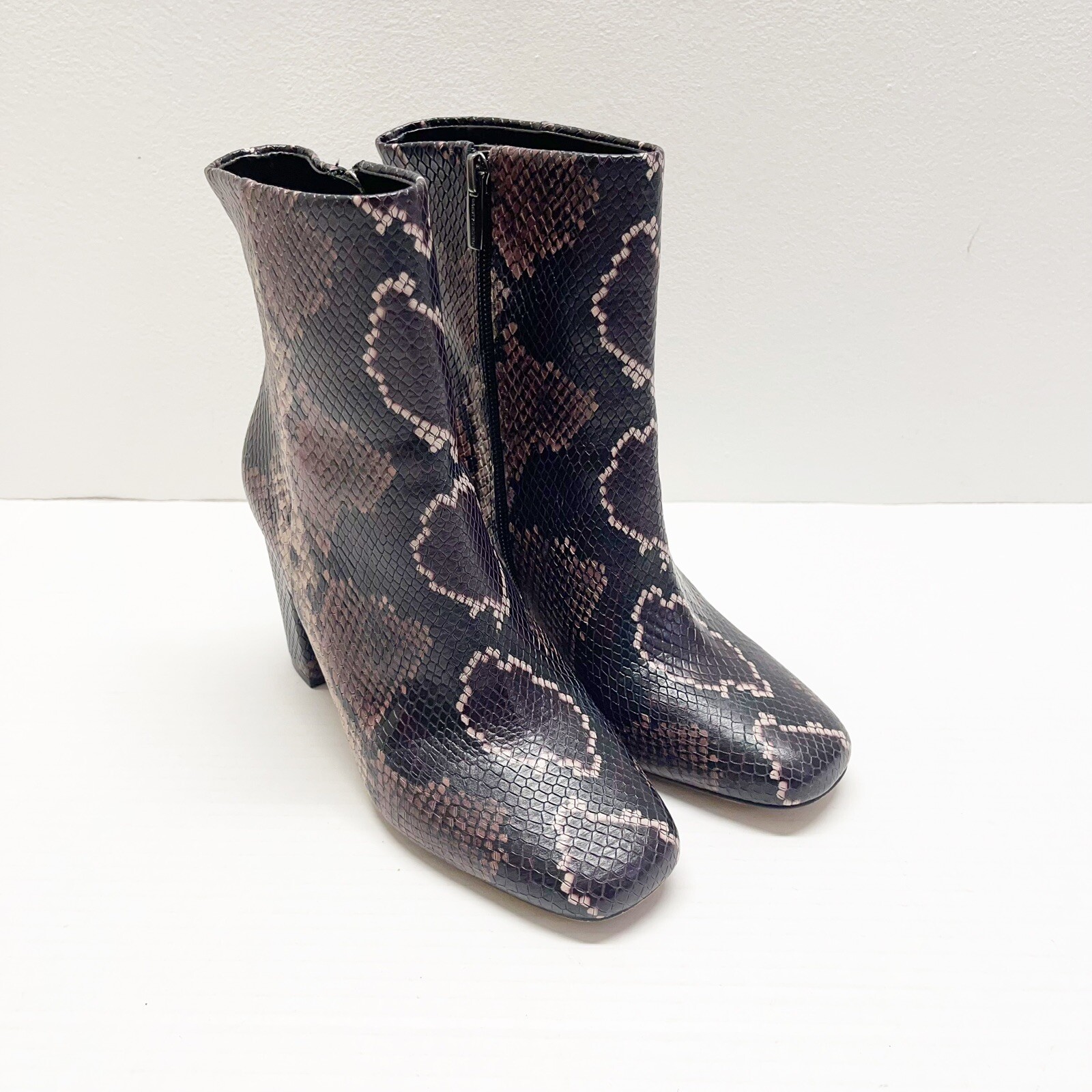 VINCE CAMUTO Dannia Snake Print Leather 
