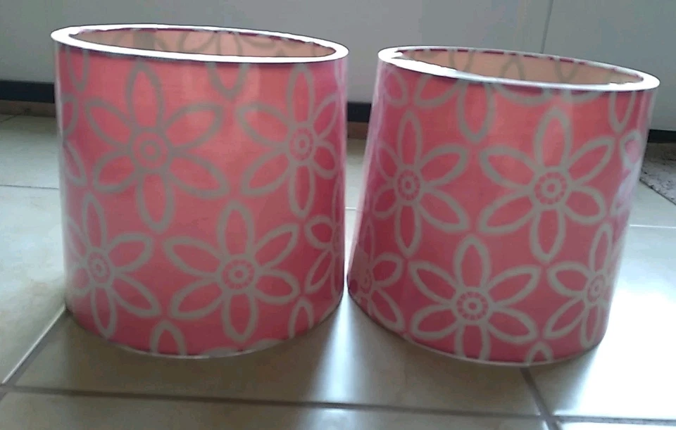 Conjunto de 2 abajures floridos rosa e branco quente ainda em invólucro plástico - Imagem 2 de 4