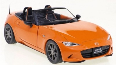 Mazda MX-5 ND Roadster 2019 orange met Modellauto 124178 Whitebox 1:24