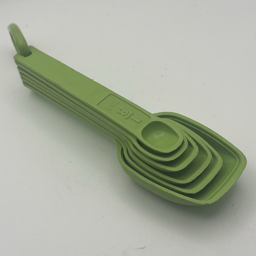 Tupperware Vintage Mela Verde Plastica Cucchiai Set Completo 7 Pezzi con Anello - Foto 2 di 5