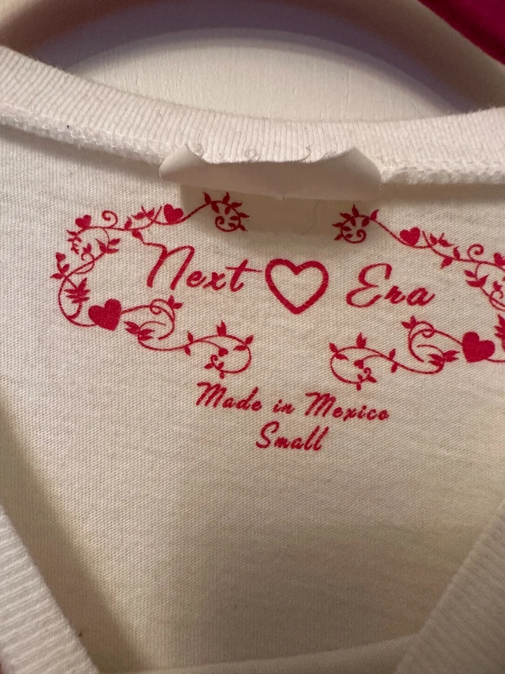  Camisa Embrace the Playful Spirit: 'Be Naughty...Save Santa a Trip' Foto 3 de 3