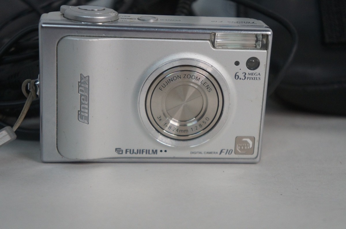 Fujifilm FinePix F10 シルバー コンパクトデジタルカメラ 動 Fujifilm FinePix F Series F10 6.3MP Digital Camera - Silver for