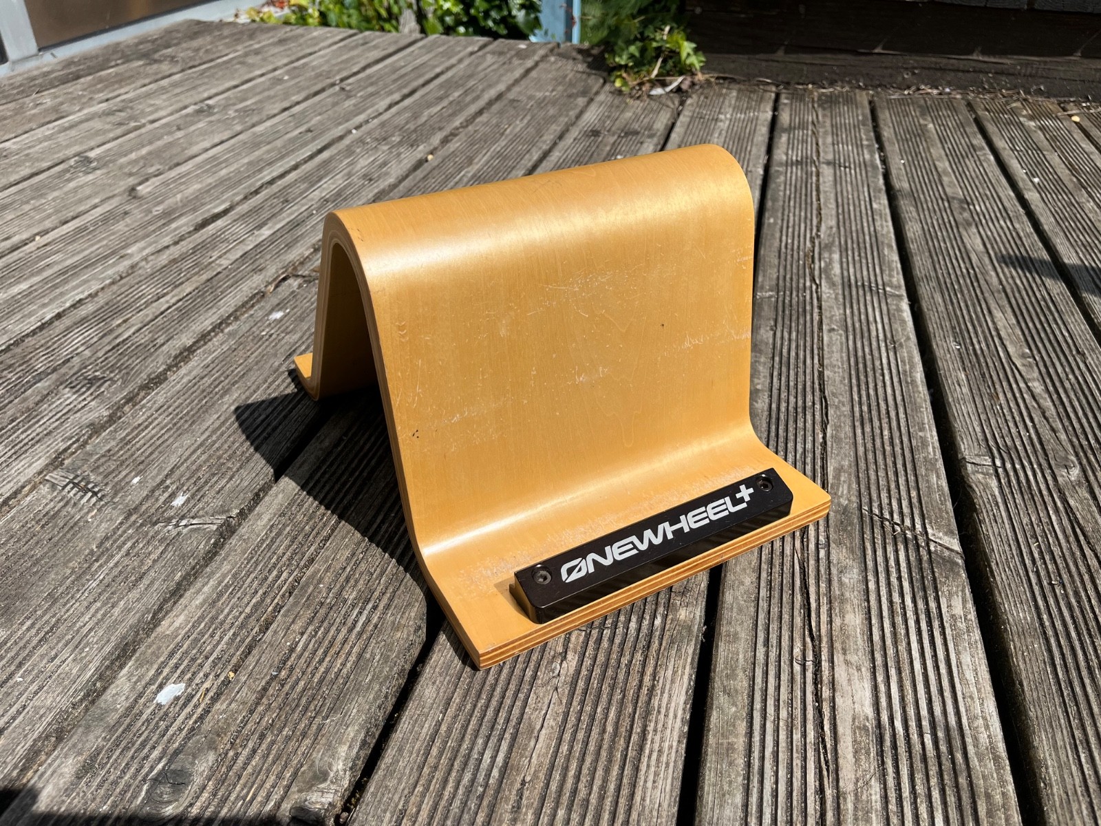 Présentoir Onewheel Wave Stand en bois d'érable pour sublimer votre salon moderne