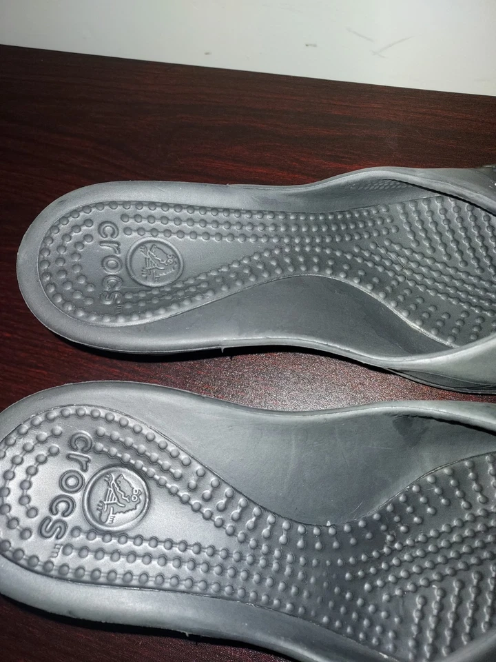 Sandalias de cuña Crocs talla 9 para mujer Sassari punta abierta sin cordones verano negras Foto 4 de 4