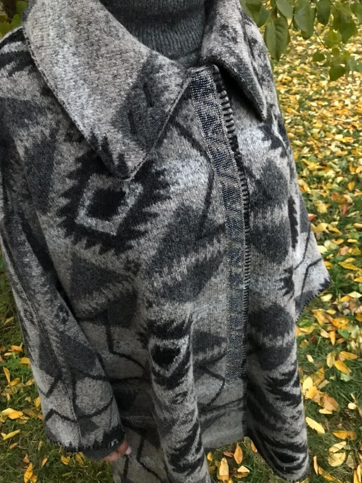 Bazar Deluxe women's poncho coat wool blend gray made in Italy size 42 - Image 3 of 4