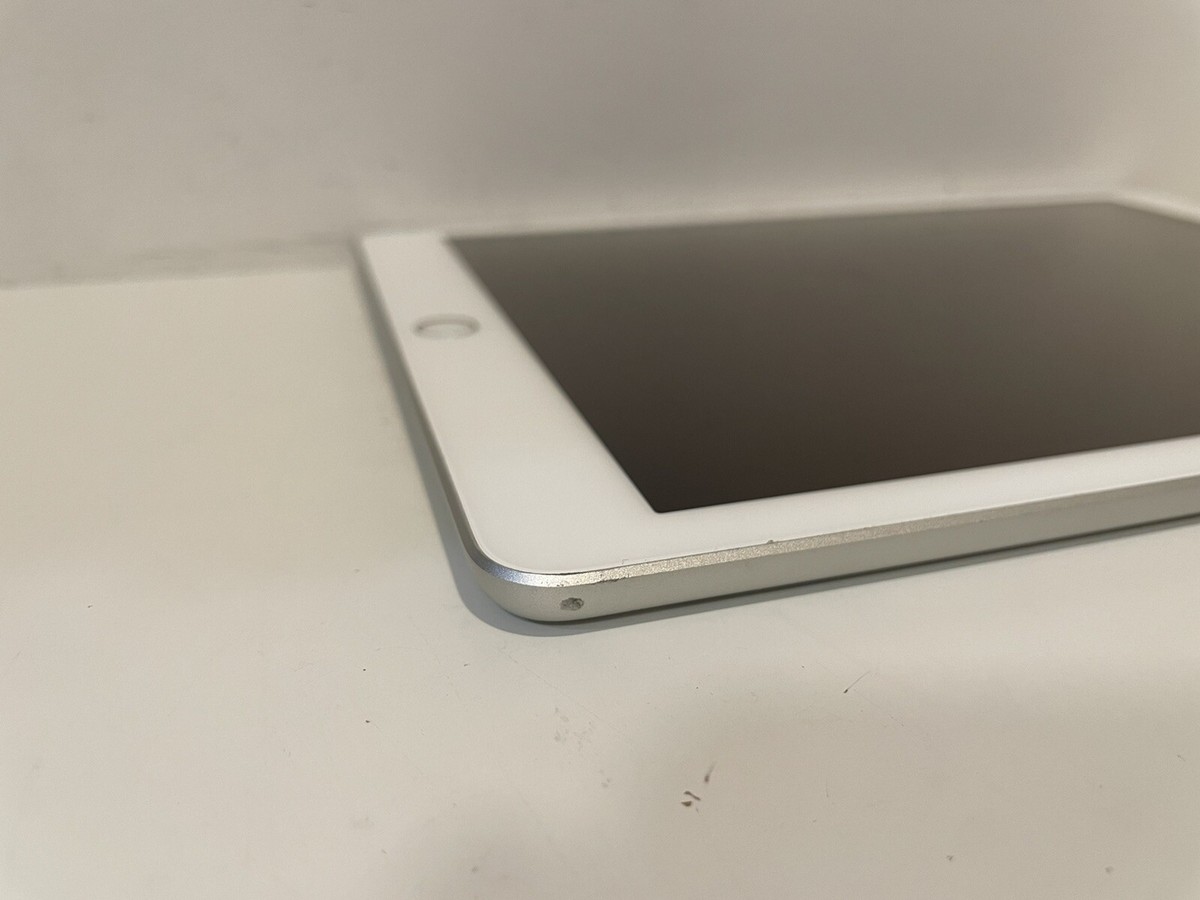 Apple iPad 5th Gen. 32GB, Wi-Fi, 9.7in - Silver - No Touch ID