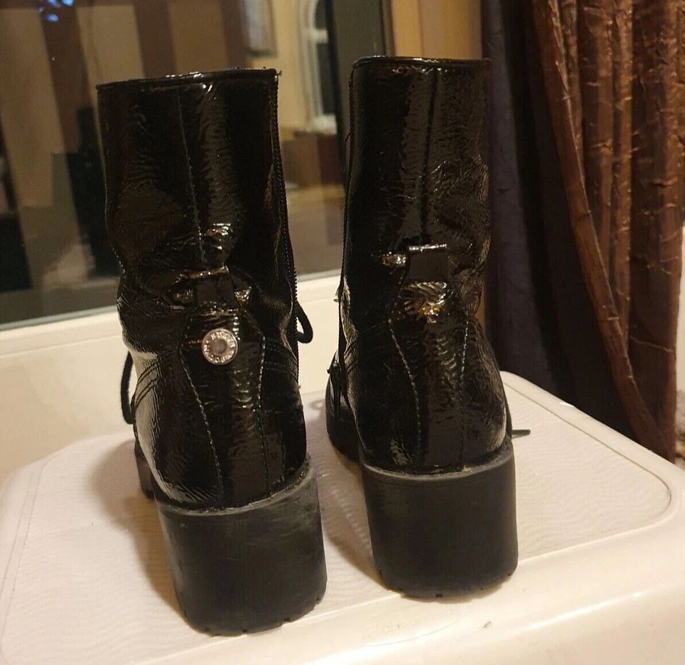 Botas de combate Steve Maden Giorgie para mujer.   Charol sintético Foto 2 de 4