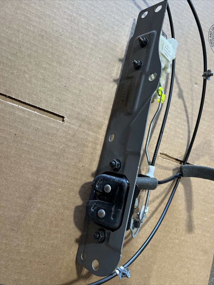 Nissan 370z Tapa del maletero Puerta levadiza Bloqueo de liberación Actuador de potencia Motor y pestillo Foto 2 de 3