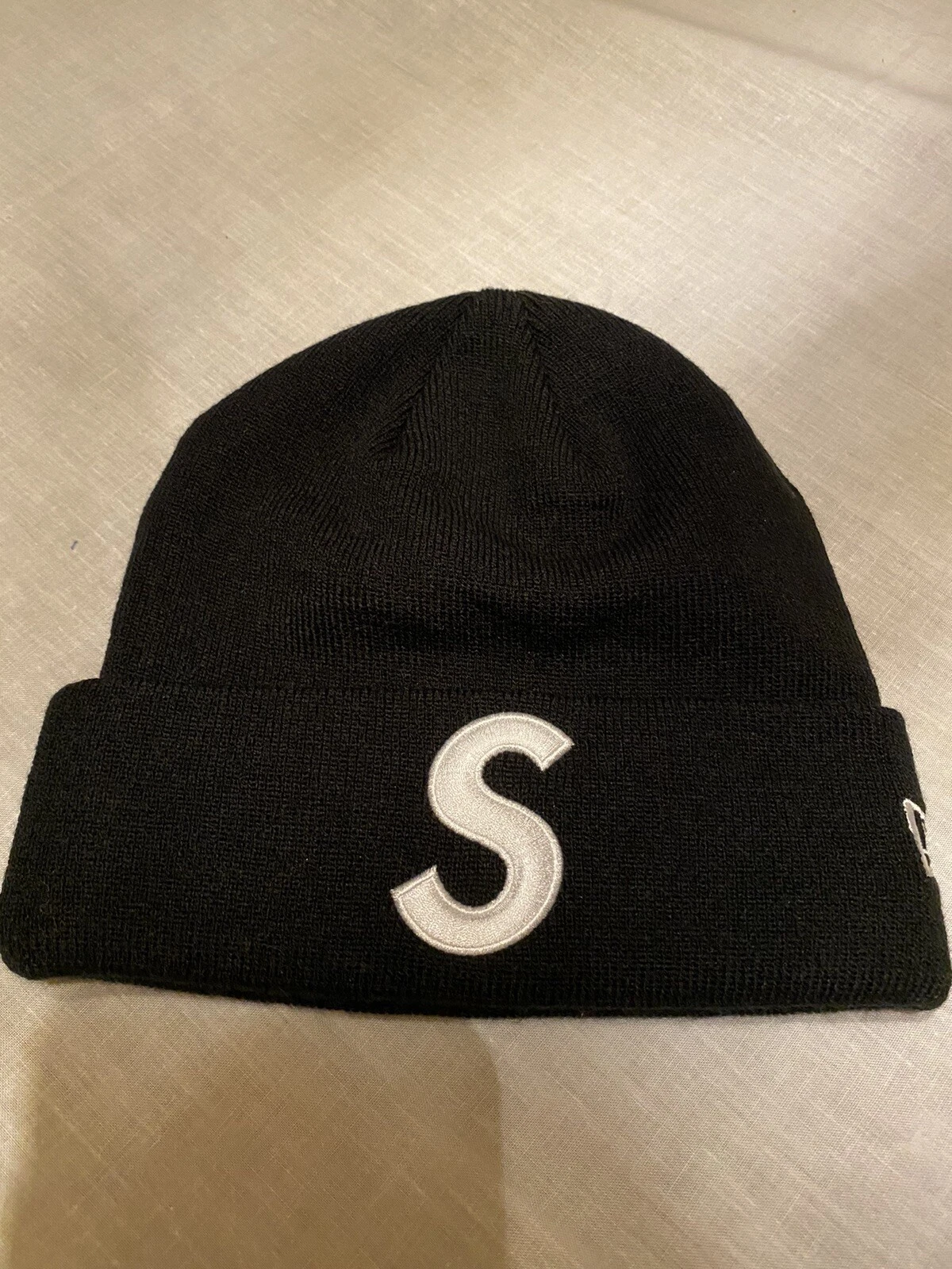 supreme New Era S logo noir beanie neuf sans étiquettes 