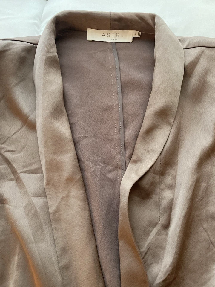 Blazer Anthropologie ASTR The Label satinado rosa polvoriento malva novio talla M Foto 4 de 4